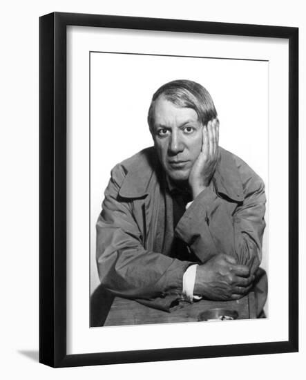 Pablo Picasso (1881-1973)-Man Ray-Framed Photographic Print