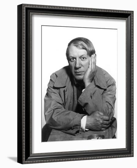 Pablo Picasso (1881-1973)-Man Ray-Framed Photographic Print