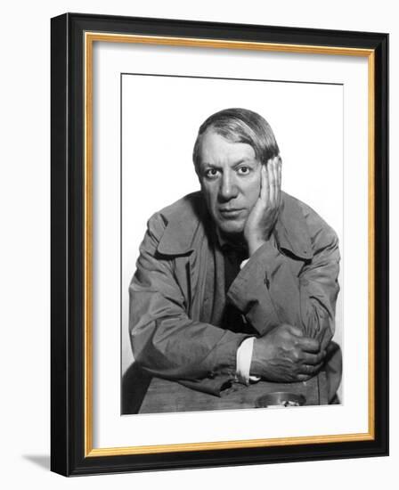 Pablo Picasso (1881-1973)-Man Ray-Framed Photographic Print