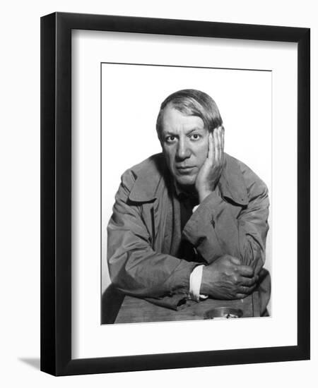 Pablo Picasso (1881-1973)-Man Ray-Framed Photographic Print