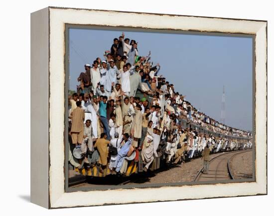 Pakistani Sunni Muslims Return Back to their Homes after Attending an Annual Religious Congregation-null-Framed Premier Image Canvas