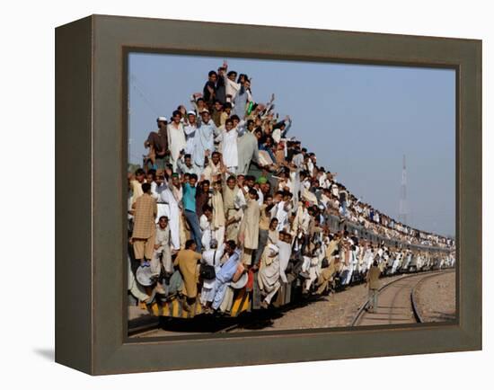 Pakistani Sunni Muslims Return Back to their Homes after Attending an Annual Religious Congregation-null-Framed Premier Image Canvas