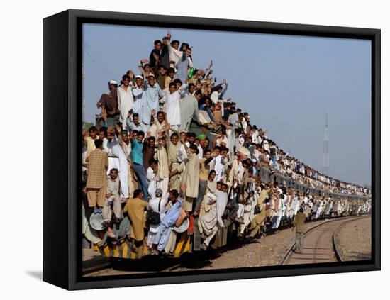 Pakistani Sunni Muslims Return Back to their Homes after Attending an Annual Religious Congregation-null-Framed Premier Image Canvas