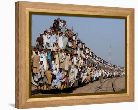 Pakistani Sunni Muslims Return Back to their Homes after Attending an Annual Religious Congregation-null-Framed Premier Image Canvas