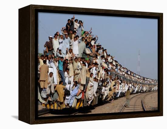 Pakistani Sunni Muslims Return Back to their Homes after Attending an Annual Religious Congregation-null-Framed Premier Image Canvas