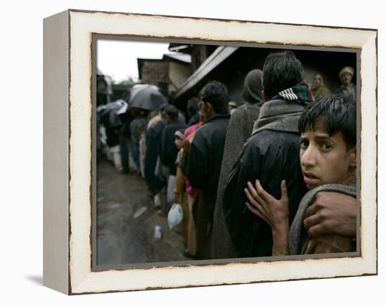 Pakistanis Wait in Line to Receive Food as Aid-null-Framed Premier Image Canvas