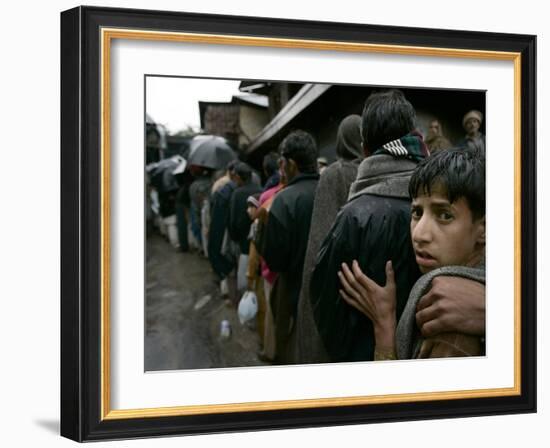 Pakistanis Wait in Line to Receive Food as Aid-null-Framed Photographic Print