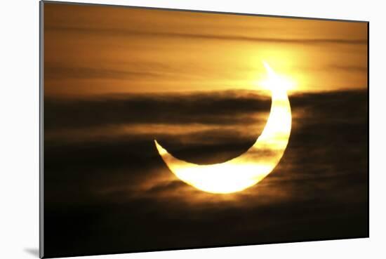 Partial Solar Eclipse, January 2011-Detlev Van Ravenswaay-Mounted Photographic Print