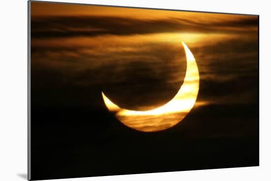 Partial Solar Eclipse, January 2011-Detlev Van Ravenswaay-Mounted Photographic Print