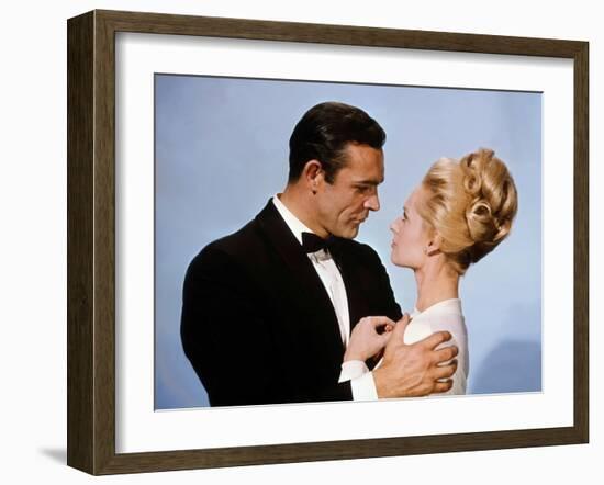 Pas by printemps pour Marnie MARNIE by AlfredHitchcock with Sean Connery and Tippi Hedren en, 1964 -null-Framed Photo