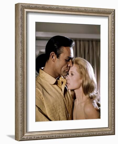 Pas by printemps pour Marnie MARNIE by AlfredHitchcock with Sean Connery and Tippi Hedren en, 1964 -null-Framed Photo