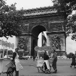Selling Ice-Cream, Arc de Triomphe, Paris, c1950-Paul Almasy-Giclee Print