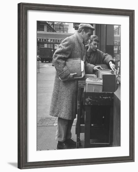Paul Newman Shopping with His Wife, Joanne Woodward-Gordon Parks-Framed Premium Photographic Print