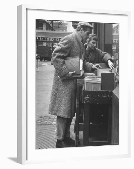 Paul Newman Shopping with His Wife, Joanne Woodward-Gordon Parks-Framed Premium Photographic Print