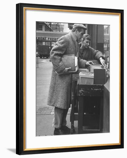 Paul Newman Shopping with His Wife, Joanne Woodward-Gordon Parks-Framed Premium Photographic Print