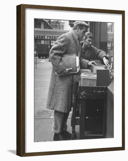 Paul Newman Shopping with His Wife, Joanne Woodward-Gordon Parks-Framed Premium Photographic Print