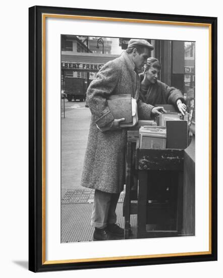 Paul Newman Shopping with His Wife, Joanne Woodward-Gordon Parks-Framed Premium Photographic Print