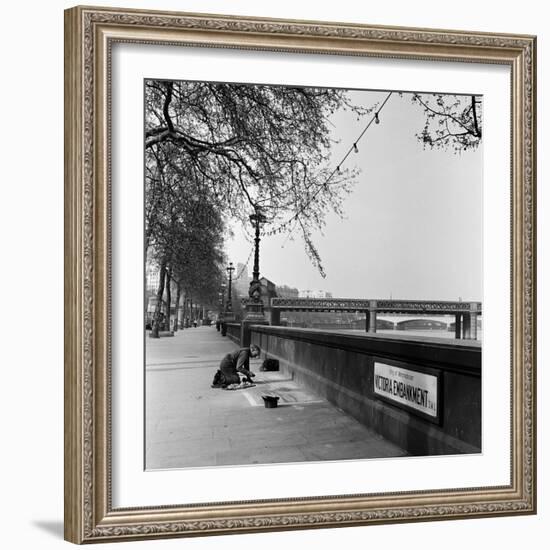 Pavement Artist, Circa 1945-Staff-Framed Photographic Print