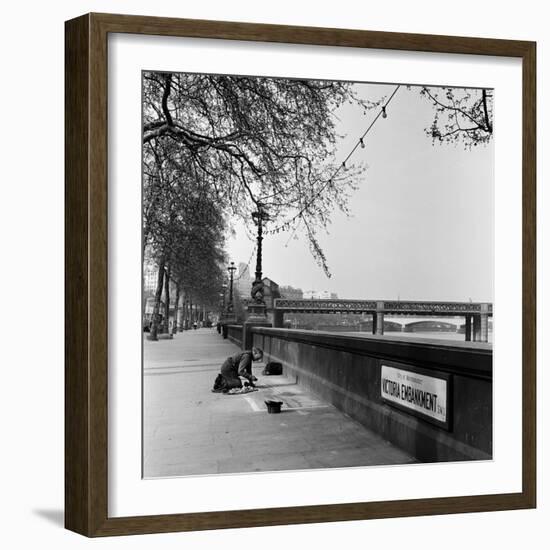 Pavement Artist, Circa 1945-Staff-Framed Photographic Print