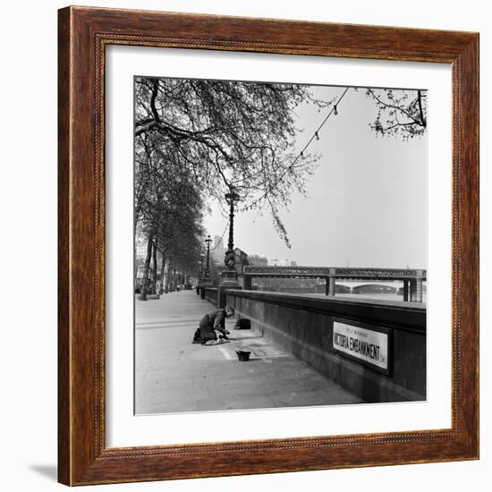 Pavement Artist, Circa 1945-Staff-Framed Photographic Print