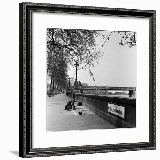 Pavement Artist, Circa 1945-Staff-Framed Photographic Print