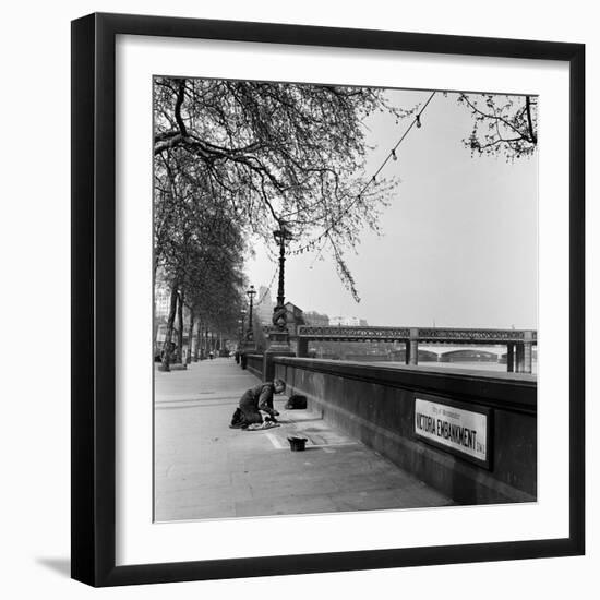 Pavement Artist, Circa 1945-Staff-Framed Photographic Print