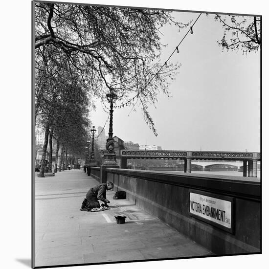 Pavement Artist, Circa 1945-Staff-Mounted Photographic Print