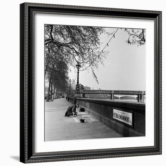 Pavement Artist, Circa 1945-Staff-Framed Photographic Print