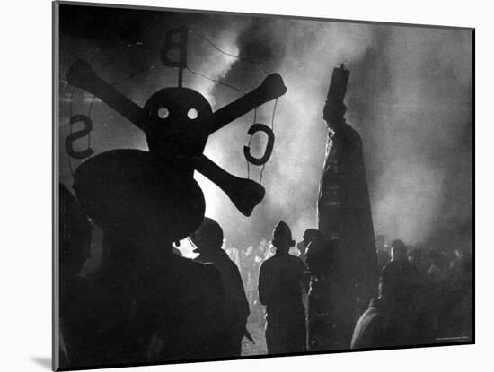 People Celebrating Guy Fawkes' Day with Burning of an Effigy of the Pope-Hans Wild-Mounted Photographic Print