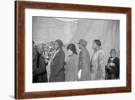 persones in the lineup for food at mealtime in the flood refugee camp, Forrest City, Arkansas, 1937-Walker Evans-Framed Photographic Print