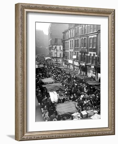 Petticoat Lane Market Christmas Shopping 1960-George Greenwell-Framed Photographic Print