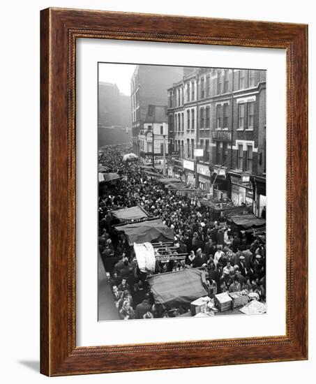 Petticoat Lane Market Christmas Shopping 1960-George Greenwell-Framed Photographic Print