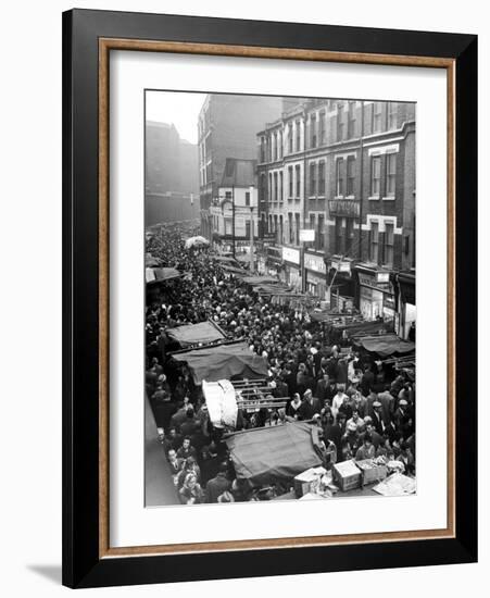 Petticoat Lane Market Christmas Shopping 1960-George Greenwell-Framed Photographic Print