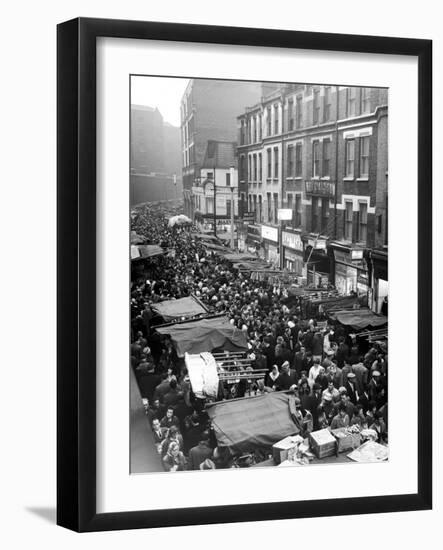 Petticoat Lane Market Christmas Shopping 1960-George Greenwell-Framed Photographic Print