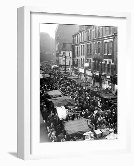 Petticoat Lane Market Christmas Shopping 1960-George Greenwell-Framed Photographic Print