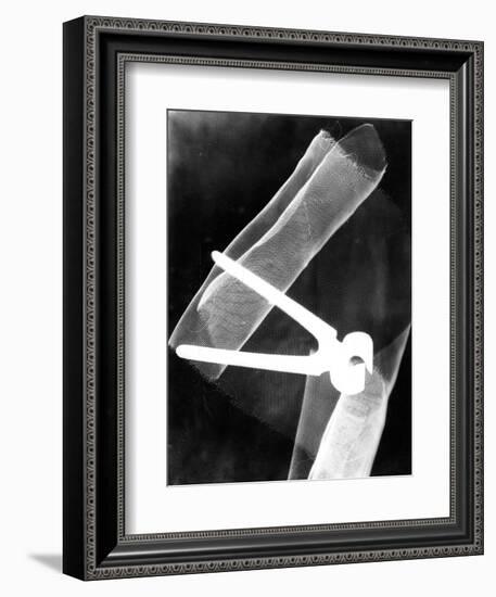 Photogram with Pliers, 1920-El Lissitzky-Framed Giclee Print