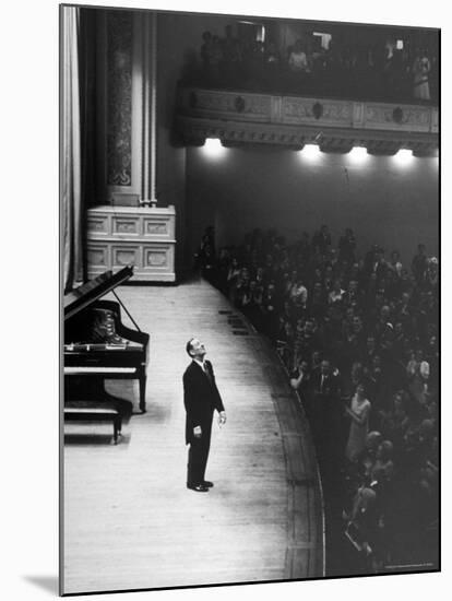 Pianist Vladimir Horowitz Receives Standing Ovation Upon Return to Concert Stage at Carnegie Hall-Alfred Eisenstaedt-Mounted Premium Photographic Print