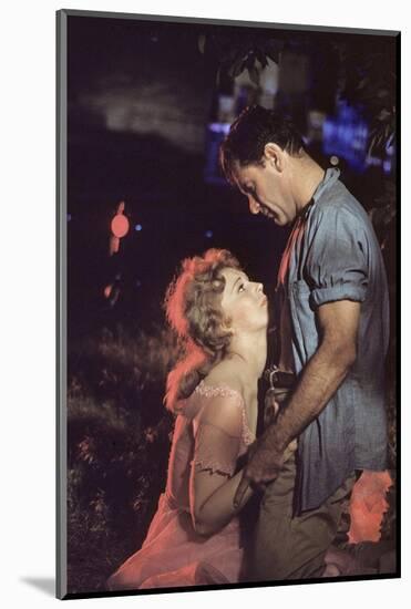 PICNIC, 1956 directed by JOSHUA LOGAN Kim Novak and William Holden (photo)-null-Mounted Photo