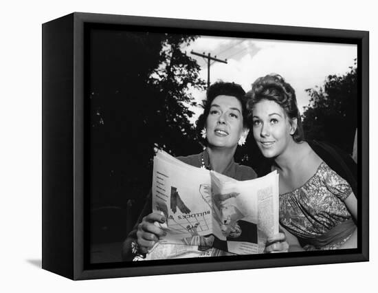 PICNIC, 1956 directed by JOSHUA LOGAN Rosalind Russell and Kim Novak (b/w photo)-null-Framed Stretched Canvas