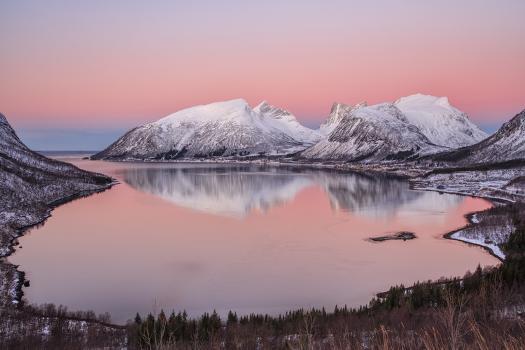 https://imgc.artprintimages.com/img/print/pink-sky-at-sunrise-lights-up-the-snowy-peaks-reflected-in-the-cold-sea-bergsbotn-senja-norway_u-l-q1bofee0.jpg?artHeight=350&artPerspective=n&artWidth=550&background=fbfbfb