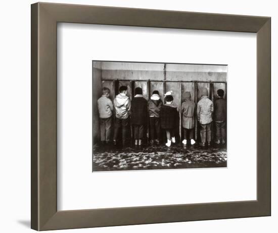 Pipi Pigeon-Robert Doisneau-Framed Art Print