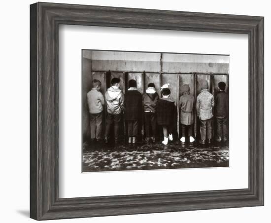 Pipi Pigeon-Robert Doisneau-Framed Art Print