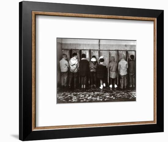 Pipi Pigeon-Robert Doisneau-Framed Art Print