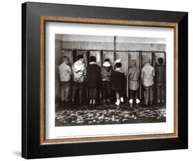 Pipi Pigeon-Robert Doisneau-Framed Art Print