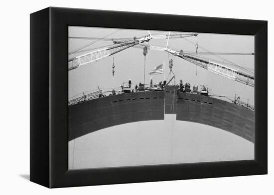 Placing Keystone into Gateway Arch in St. Louis-null-Framed Premier Image Canvas