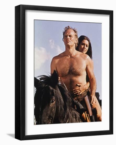 PLANET OF THE APES, 1968 directed by FRANKLYN J. SCHAFFNER Charlton Heston / Linda Harrison (photo)-null-Framed Photo