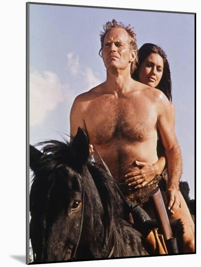 PLANET OF THE APES, 1968 directed by FRANKLYN J. SCHAFFNER Charlton Heston / Linda Harrison (photo)-null-Mounted Photo