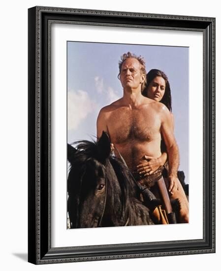 PLANET OF THE APES, 1968 directed by FRANKLYN J. SCHAFFNER Charlton Heston / Linda Harrison (photo)-null-Framed Photo