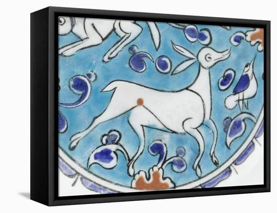 Plat à décor de lièvre, chien, antilope et petit oiseau-null-Framed Premier Image Canvas