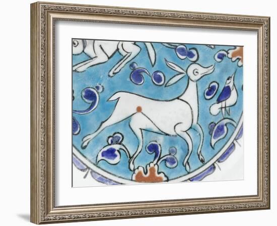 Plat à décor de lièvre, chien, antilope et petit oiseau-null-Framed Giclee Print